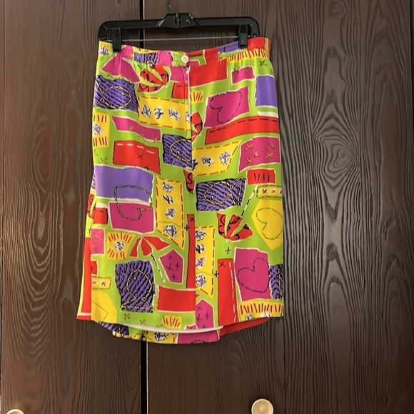 SK & Company silky, wild patterned skirt. Size 10. Fully lined and zipper back. - Picture 5 of 9